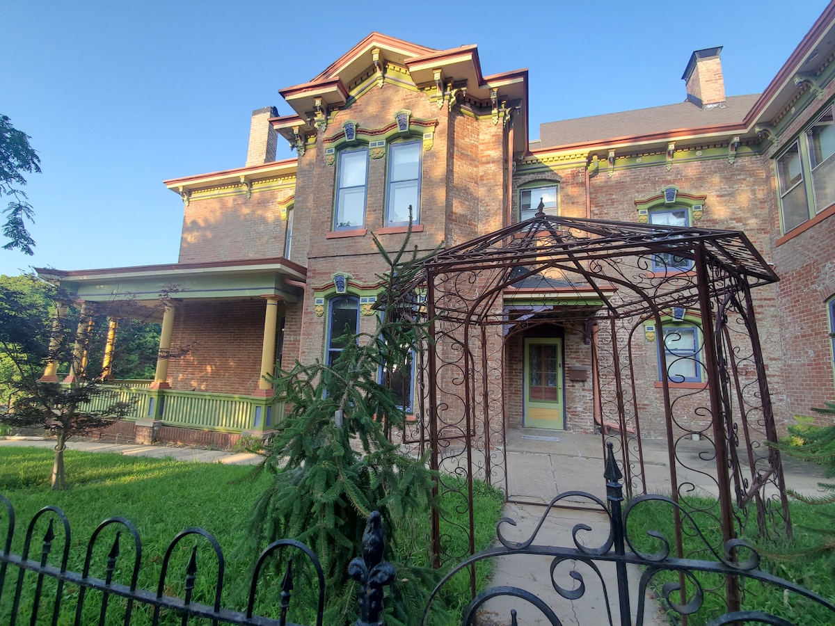 Chase Mansion, 1880s Italianate right by City Hall